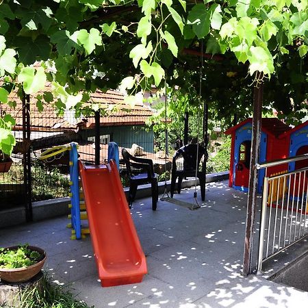 Family Apartment With Garden サラエヴォ エクステリア 写真