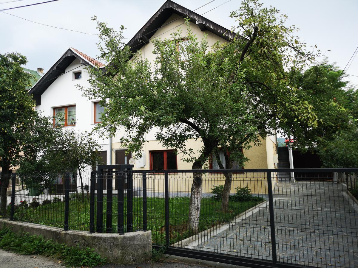 Family Apartment With Garden サラエヴォ エクステリア 写真
